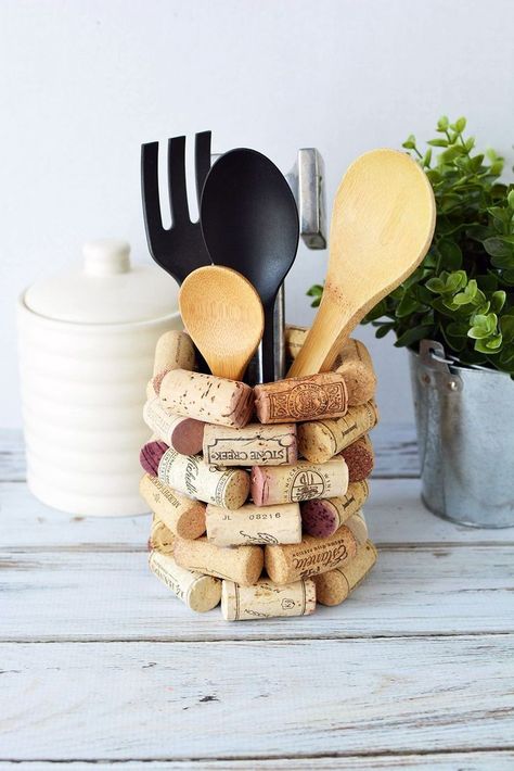 Wine Cork Craft Ideas - DIY Kitchen Utensil Holder ...OR USE TO HOLD PENS FOR WINE BIZ! Diy Kitchen Utensil Holder, Utensils Holder Diy, Diy Kitchen Utensils, Wine Cork Diy Crafts, Kerajinan Diy, Wine Cork Projects, Cork Crafts Diy, Wine Cork Diy, Cork Projects