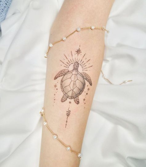 Cute Turtle Tattoo, Small Turtle Tattoo, Small Beach Tattoos, Wellen Tattoo, Sea Turtle Tattoo, Turtle Tattoo Designs, Tattoo Ideas Small, Chic Tattoo, Tasteful Tattoos