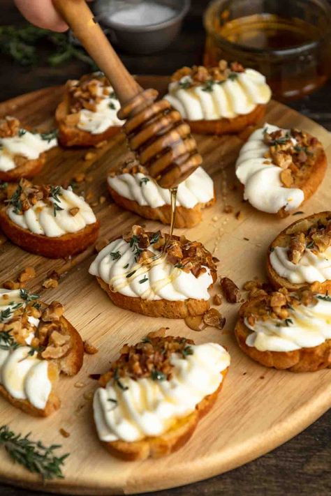 Ricotta Crostini, Whipped Ricotta, Läcker Mat, Christmas Appetizers, Party Food Appetizers, Yummy Appetizers, Appetizers For Party, Finger Food, Appetizer Snacks