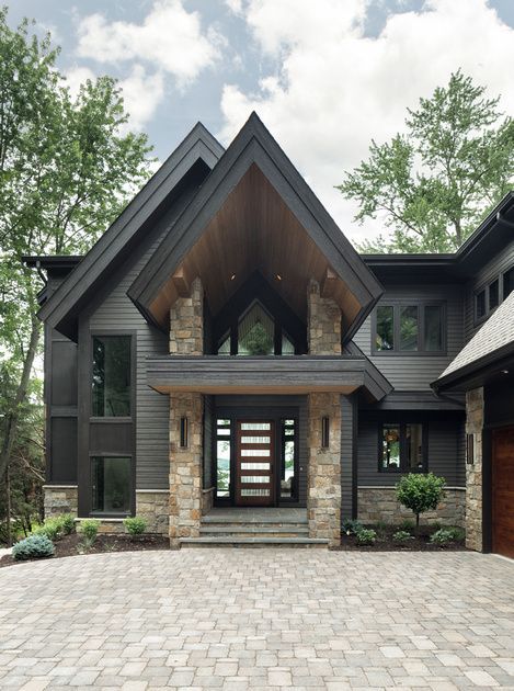 Top 15 House Exterior Trends for 2023 - Nikki's Plate Mountain Home Exterior, Black Houses, Dark House, Modern Mountain, Inspire Me Home Decor, Farmhouse Exterior, Home Modern, Dream House Exterior, Exterior House Colors