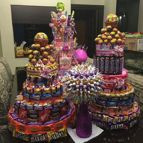 Candy tower Candy Tower Ideas Birthday, Candy Tower Cake, Candy Tower Ideas, Snack Tart, Birthday Wreaths, Candy Tower, Chocolate Tower, Candy Business, Candy Birthday Cakes