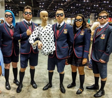 Umbrella Academy Halloween Costume, Umbrella Academy Outfit Ideas, Umbrella Academy Costume, Umbrella Academy Outfit, Umbrella Academy Cosplay, Costumes 2023, Academy Uniforms, Cosplay Reference, Bored Board