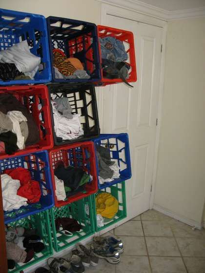 credit: Instructables [http://www.instructables.com/id/milk-crate-clothing-storage/] Milk Crates Diy, Milk Crate Storage, Plastic Milk Crates, Laundry Basket Holder, Scary Halloween Food, Kids Clothing Rack, Tree Drawings Pencil, Crate Diy, Plastic Milk