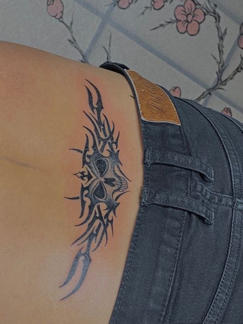 Trampstamp Tattoo Aesthetic, Skull Tramp Stamp, Lower Back Tat, Trampstamp Tattoo, Tramp Stamp Tattoos, Grunge Tattoo, Underboob Tattoo, Spine Tattoos For Women, Tramp Stamp