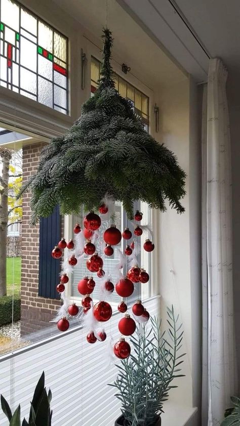 Christmas Decorations Centerpiece, Pallet Christmas Tree, Pallet Christmas, White Christmas Trees, Garden Art Sculptures Diy, Garden Art Projects, Candy Christmas Decorations, Garden Art Crafts, Front Porch Christmas Decor