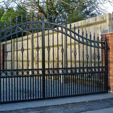 Driveway Gate Diy, Iron Gates Driveway, Aluminum Driveway Gates, Wrought Iron Gate Designs, Metal Driveway Gates, Wrought Iron Garden Gates, Iron Garden Gates, Fence Gate Design, Gates And Railings