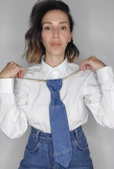 If you have some old neckties and some denim scraps laying around then you’ll have to try the denim tie DIY. You will end up with a denim accessory that can go with any outfit! Denim Diy Upcycling, Old Clothes Diy Upcycling, Diy Jeans Bag Tutorial, Diy Necktie Projects, Denim Choker, Ankara Jumpsuit, Necktie Crafts, Denim Scraps, Denim Bag Patterns