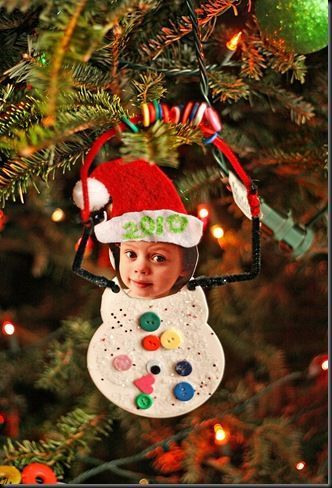 30 Kid-Friendly Handmade Christmas Ornaments - Suburble Diy Christmas Ornaments With Pictures, Student Pic, Picture Christmas Ornaments, Kindergarten Craft, Friend Party, Jul Diy, Smart Class, Ornament Snowman, Ornament Craft