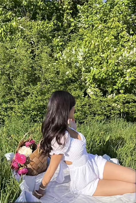 Cute Picnic Photos, Photoshoot At Park, Picnic Outfit Ideas Casual, 18th Photoshoot, 21st Photoshoot, Picnic Poses, Outfit Pose Ideas, Picnic Shoot, 19th Bday