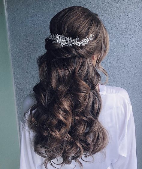 Hair Vine Hairstyles Half Up, Quince Hair Styles For Short Hair, Hairdo Engagement, Hairstyle With Crown, Curly Prom Hair, Simple Ponytails, Quince Hairstyles, Long Hair Wedding Styles, Front Hair Styles