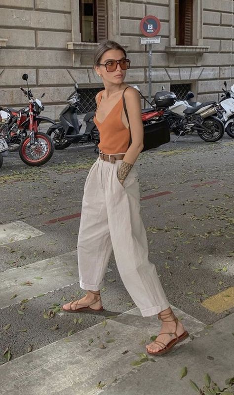 Cream Pants Black Top Outfit, Italian Fashion Street Summer, Italian Fashion Summer Street Style, South France Summer Outfits, Italian Summer Fashion Women, Minimalist Night Out Outfit, Italian Fashion Women Street, Shift Dress Designs, Basic Minimalist Outfit