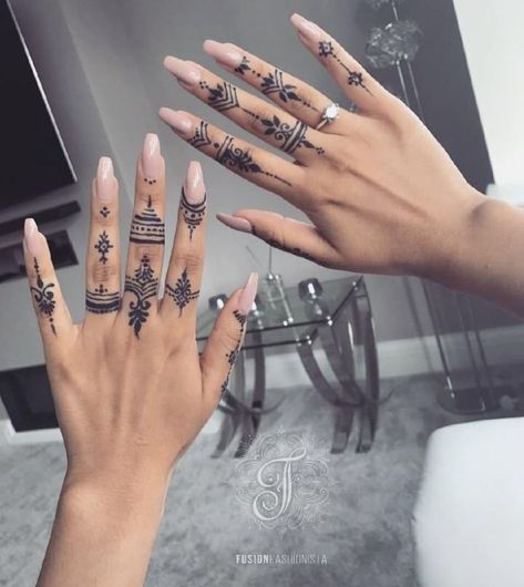 Harper Salvatore the eldest sibling of Damon and Stefan Salvatore. … #fanfiction Fanfiction #amreading #books #wattpad Henna Finger Tattoo, Henne Tattoo, Jagua Henna, Jagua Tattoo, Tato Jari, Tato Henna, Hand And Finger Tattoos, Henna Tattoo Hand, Henna Tattoo Designs Hand