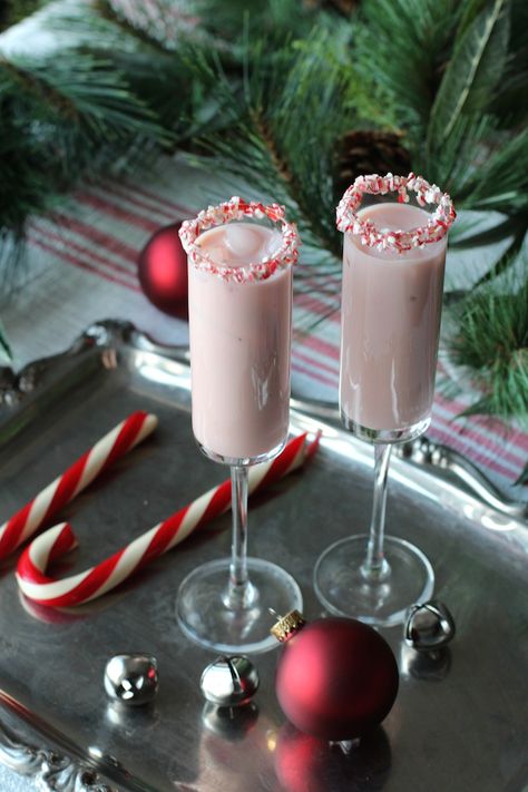 Pink Peppermint Peppermint Cocktail, Christmas Drinks Alcohol Recipes, Crushed Peppermint, Christmas Drinks Alcohol, Pink Peppermint, Coctails Recipes, Chocolate Cocktails, Christmas Drink, Peppermint Christmas