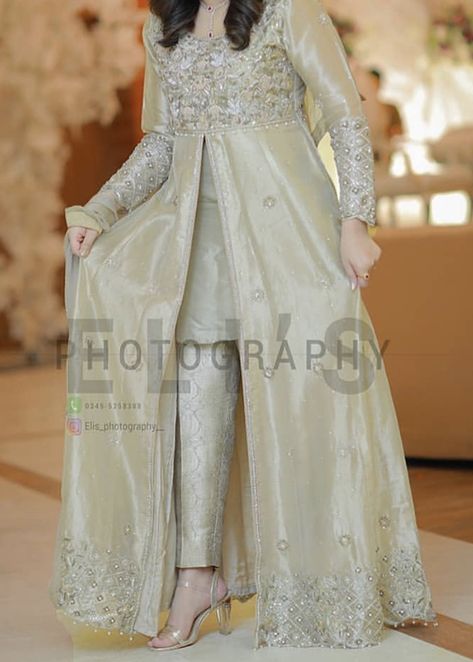 Gaon Style Dresses Pakistani, Gaon Style Dresses, Pakistani Formal Dresses Party Wear, Formal Dresses Party, Dresses Pakistani, Walima Dress, Shadi Dresses, Pakistani Formal Dresses, Pakistani Party Wear