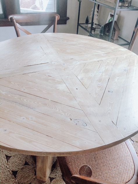 Round Table Bases Ideas, Round Table Ideas Diy, Doy Round Dining Table, Diy Circle Kitchen Table, Pallet Round Table, Round Dining Room Table Diy, Circle Table Outdoor, Build A Round Dining Table, Round Kitchen Table Ideas Modern