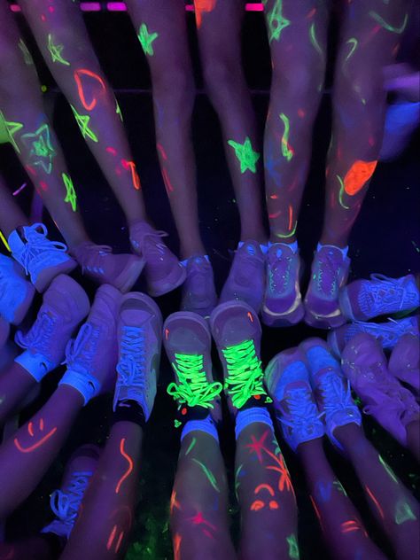 Neon 13th Birthday Party Ideas, Neon Sweet 16 Party Ideas, Neon Bday Party Ideas, 14th Bday Party Ideas, Neon Party Aesthetic, 13 Birthday Party Ideas, Pool Party Neon, Glow Party Ideas, Neon Pool Parties