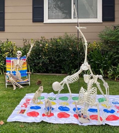 Hilarious Skeleton Decorations, Cute Skeleton Halloween Decor, Halloween Pumpkin Yard Decorations, Decorate Skeleton Ideas, Funny Skeleton Decorations, Lawn Skeleton Ideas, Funny Skeleton Displays, Skeleton Lawn Ideas, Skelton Decorating Ideas