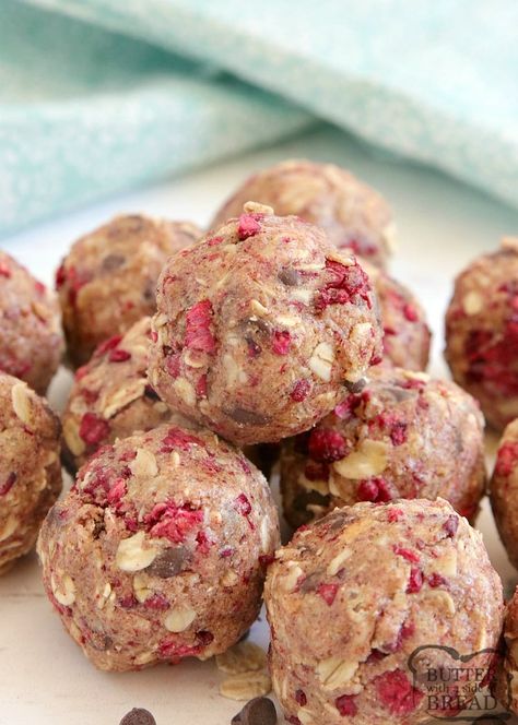 Chocolate Raspberry Protein Balls are simple, delicious, full of protein and can be made in just a few minutes! High protein snack recipe! Chocolate Raspberry Protein Balls, Freeze Dried Raspberries Recipes, Fruity Protein Balls, Fruit Protein Balls, Freeze Dried Strawberry Recipes Healthy Snacks, Valentines Protein Balls, Raspberry Protein Balls, Berry Protein Balls, Dried Raspberry Recipes