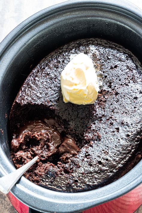 Crockpot Lava Cake is the ultimate chocolate dessert! You'll love how easy it is to make Crockpot Chocolate Lava Cake that is gooey, decadent, and so delicious. This chocolate lava cake recipe comes together quickly and simply with a handful of basic ingredients like Betty Crocker cake mix, instant pudding mix, and chocolate chips. Click through to get this Crock pot lava cake recipe!! #lavacake #chocolatelavacake #crockpotcake #crockpotrecipes #slowcookercake #slowcookerrecipes #dessert Melty Mashups, Crockpot Lava Cake, Crockpot Chocolate, Crockpot Cake, Easy Easter Brunch, Chocolate Lava Cake Recipe, Red Birthday Cakes, Molten Cake, Cake Inside