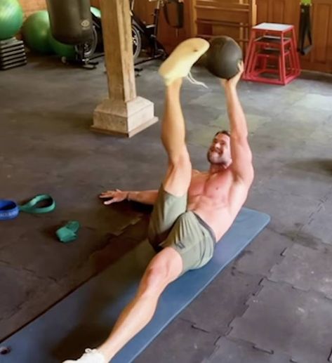 Chris Hemsworth Abs, Chris Hemsworth Workout, Calisthenics Workout Plan, Boxing Drills, Hemsworth Brothers, Mens Fur Coat, Chris Hemsworth Thor, Calisthenics Workout, Australian Actors