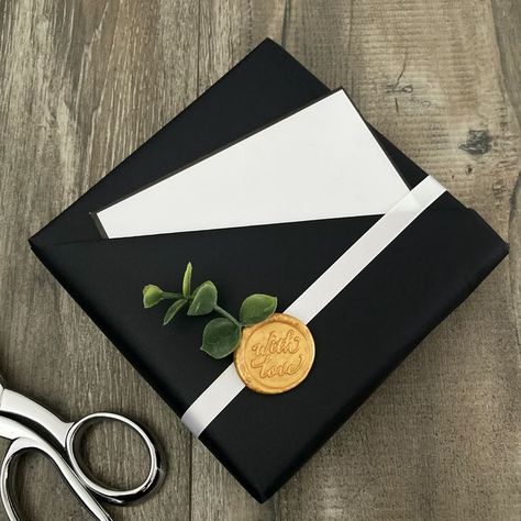 Male Gift Wrapping Ideas, Black And Gold Wrapping Ideas, Black Wrapped Gifts, Black And White Gift Wrapping Ideas, Gift Wrapping Big Boxes, Gift Wrap With Pocket, Masculine Gift Wrapping, Gift Wrapping For Men, Gift Box For Men Boyfriends