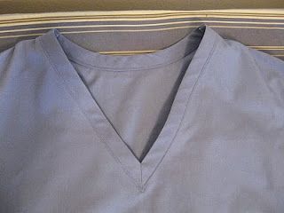 How to sew a v-neck binding for scrubs.  Tutorial from Kadiddlehopper. Scrubs Uniform Pattern, Binding Methods, Nurses Scrubs, Scrubs Pattern, Scrub Uniform, Kids Scrubs, Mother Dress, Nursing Scrubs, Scrubs Uniform