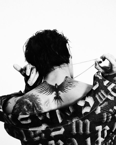 Christian Yu on Twitter: "When the world stopped for you ~ 🌗 #miito https://t.co/yadhf5a690" / Twitter Dpr Ian, Crow Tattoo, Christian Yu, K Idols, Pose Reference, Music Artists, K Pop, Good Music, The Dreamers