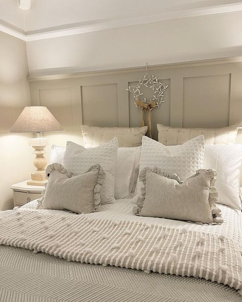 Panelled Walls Bedroom Ideas, Cream Bedroom Decor, Modern Country Bedrooms, Neutral Bedroom Decor, Beige Bedroom, Bedroom Decor Inspiration, White Bed, Bedroom Renovation, Bedroom Panel