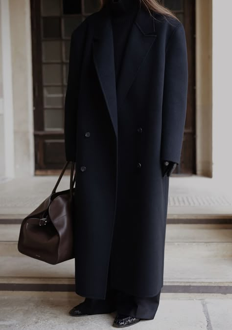 Oversized Black Coat, The Row Margaux Bag, Margaux Bag, Black Coat Outfit, Preppy Chic Outfits, Outfits Minimal, Trending Looks, Minimalist Street Style, Belle Silhouette