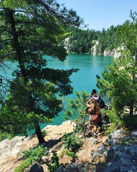 Ontario's Hidden Turquoise Lake Needs To Be Discovered This Summer - Narcity Ontario Aesthetic, Hiking Ontario, Quebec Summer, Ontario Summer, Ontario Road Trip, Adventure Challenge, Canadian Road Trip, Ontario Parks, Canada Trip