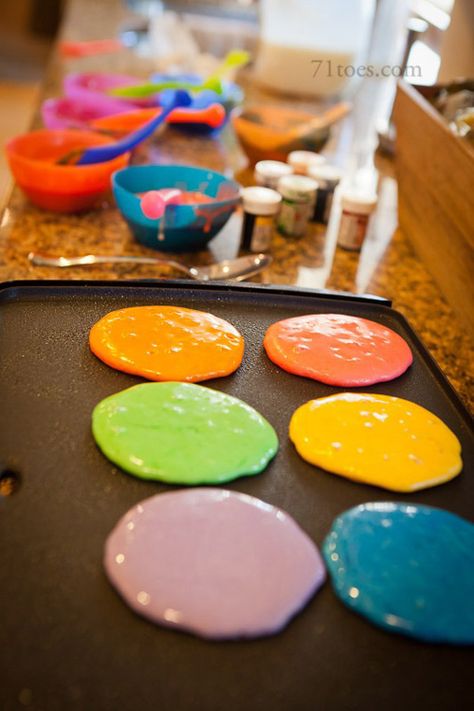 Rainbow pancakes Rainbow Pancakes, Traditions To Start, Family Breakfast, Diy Ostern, Easter Traditions, Spring Ideas, Crumpets, Think Food, Easter Dinner