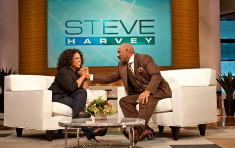 Tv Talk Show Host Steve Harvey Show, Ruangan Studio, Photography Studio Design, Tv Set Design, Tv Talk Show, Book Presentation, Recording Studio Design, Podcast Studio, Stage Set Design