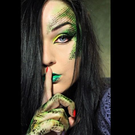 Exotic snake look by Dita using Sugarpill Buttercupcake eyeshadow and Sleek Acid palette! Dragon Makeup, Fantasy Make-up, Medusa Costume, Kostuum Halloween, Sugarpill Cosmetics, Halloween Makeup Diy, Makeup Party, Green Makeup, Special Effects Makeup