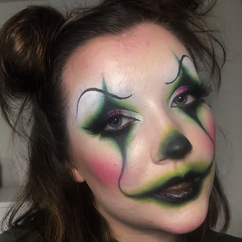 Saphron on Instagram: “🤡 This was at 4am hence the slightly wiggly eyebrow  #clown #clownmakeup #makeup #greenmakeup #cutcrease #highlight #egirl #egirlmakeup…” Green Clown Makeup Halloween, Joker Glam Makeup, Creepy Jester Makeup, Half Clown Makeup, Halloween Jester Makeup, Clown Eyebrows, Creeper Makeup, Crying Clown Makeup, Green Clown Makeup