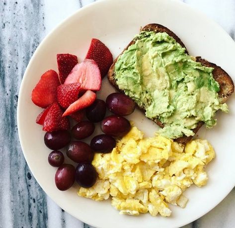 Dream breakfast! Avocado toast, sliced strawberries, grapes, scrambled eggs. Healthy breakfast goals. Healthy clean eating meal prep inspiration ideas. Comidas Fitness, Quick Healthy Breakfast, Läcker Mat, Diet Vegetarian, Health Breakfast, Deilig Mat, Healthy Meal Prep, Mental Wellness, Healthy Lunch