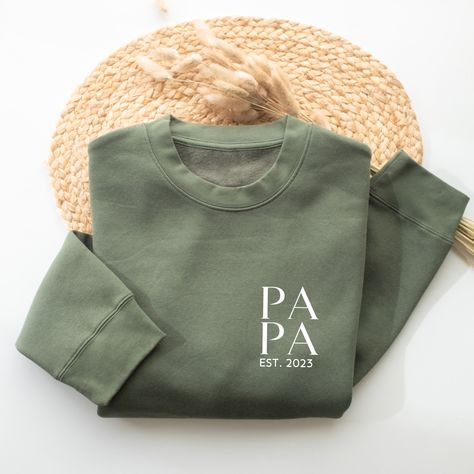 This handprinted sweatshirt makes for a unique present for any dad-to-be, Christmas, birthday, pregnancy announcement or Father's Day gift. It is soft and warm, perfect for everyday wear in the chilly winter days. Papa Shirts Ideas, Birthday Pregnancy Announcement, Kid Dates, Gift For New Dad, Papa Shirt, Personalized Fathers Day Gifts, Date Of Birth, Pregnancy Reveal, Gifts For New Dads