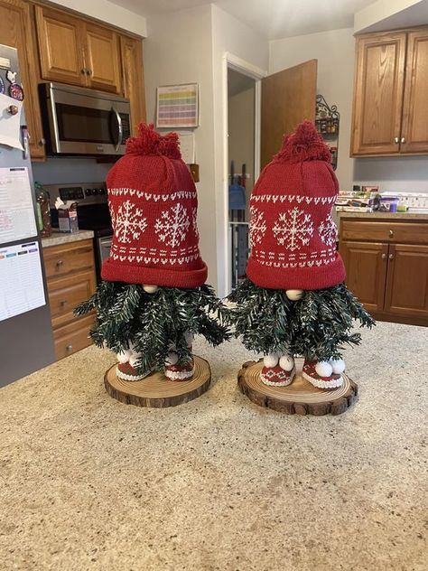 Dollar Tree Christmas Gnomes, Christmas Tree Gnomes Diy, Wood Gnomes Diy, Dollar Tree Gnomes, Gnome Trees, Candied Pineapple, Circle Crafts, Christmas Tree Dress, Bazaar Ideas