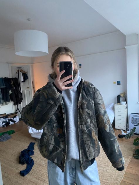 Camp Top Outfit, Camo Carhartt Jacket Outfit, Camo Jacket Outfit Aesthetic, Aesthetic Camo Outfit, Camo Carhartt Jackets, Carhartt Camo Jacket, Oversized Carhartt Jacket Outfit, Camo Hoodie Aesthetic, Winter Florida Outfits Casual