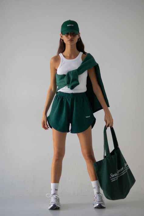 Activewear Packaging Ideas, Green Thai, Poses Modelo, Shorts Aesthetic, Comfy Summer Outfits, Sport Luxe, Shorts Comfy, Gender Free, Tennis Fashion