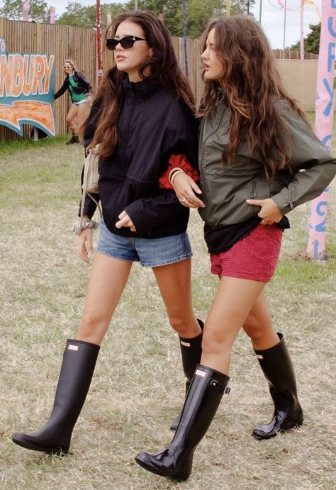 Welly Boot Outfit, Birkenstock Skirt Outfit, Gum Boots Outfit, Wellies Festival Outfit, Dutch Style Fashion The Netherlands, Hunter Boots Outfit Summer, Norwegian Summer Fashion, Gumboots Outfit Festival, Outfits With Hunter Boots