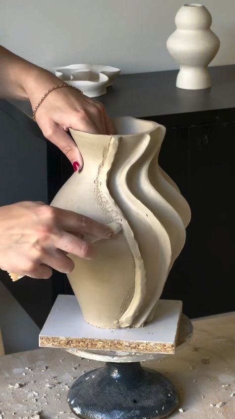 Coil pottery vase by @xirix.studio | Instagram Subtractive Texture Ceramics, Ceramic Pottery Vase Unique, Pottery Vase Decorating Ideas, Pottery Coiling Ideas, Pottery Altered Forms, Handbuilt Vase Pottery, Vase Ceramics Ideas, Ceramic Coil Vase, Ceramic Anatomy