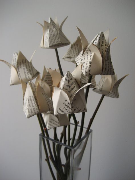 Diy Old Books Crafts, Diy Origami Home, Diy Origami Home Decor, Paper Tulips, Origami Home Decor, Origami Flowers Tutorial, Flower Origami, Origami Paper Folding, Book Creative