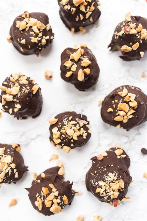 These NO BAKE Banana Snickers Bites are a healthy sweet treat that tastes like candy Banana Snickers, Snickers Bites, Frozen Yogurt Bites, Nutritious Desserts, Peanut Butter Yogurt, Yogurt Bites, Simply Quinoa, Banana Bites, Healthy Sweet Treats