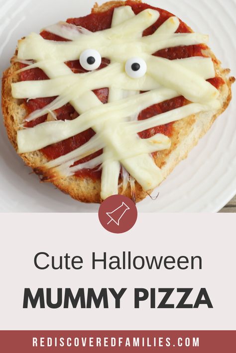 Mummy Pizza, Halloween Pizza, Halloween Themed Food, Family Supper, Spooky Halloween Treats, Fun Halloween Food, Halloween Treats Easy, Mini Pizzas, Perfect Dinner