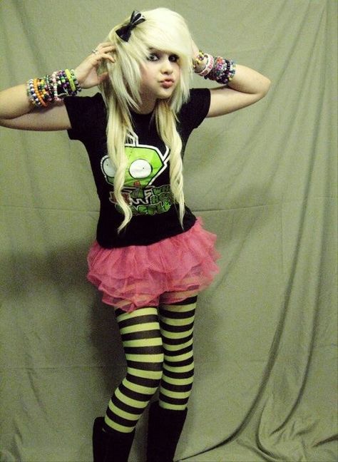 Y2K Aesthetic Amber Katelyn Beale Outfits, Amber Katelyn Beale, Scene Kid Outfits, Scene Girl Outfits, Scene Fits, Stil Emo, Scene Queen, Alternative Subcultures, Estilo Emo