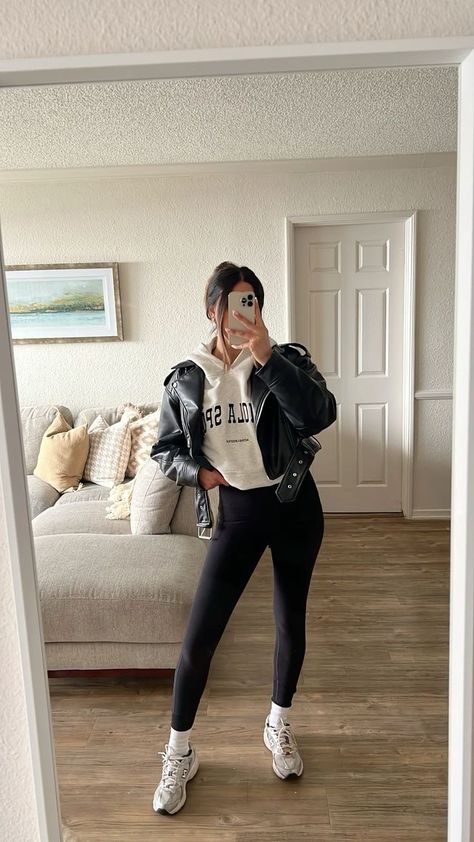 Leggings With Leather Jacket Outfit, Leggings Jacket Outfit, Adidas Samba Outfit Inspo Women, New Balance 530 Outfit Leggings, New Balance 452 Outfit Women, Outfits With White Trainers, White New Balance Shoes Outfit, Outfit New Balance 530 White, New Balance 530 Outfits Summer