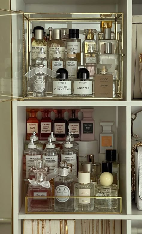 Perfume Wardrobe, Perfumes Collection, Feel Good Pictures, Collection Aesthetic, Fragrance Lab, Perfume Display, Makeup Accesories, Fragrances Perfume Woman, Perfume Collection Fragrance