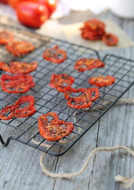 Tomato chips - Running to the Kitchen® Tomato Chips, Superhero Snacks, Healthy Salty Snacks, Healthy Savory Snacks, Vegetable Chips, Veggie Chips, Dehydrated Food, Chips Recipe, Microwave Recipes