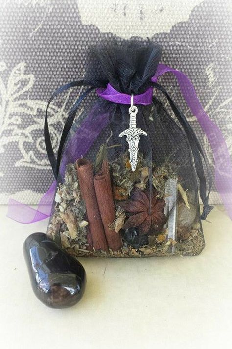 Anise Star, Amulet Bag, Wiccan Crafts, Witch Bottles, Pagan Crafts, Magia Das Ervas, Mojo Bags, Wiccan Magic, Protection Spell