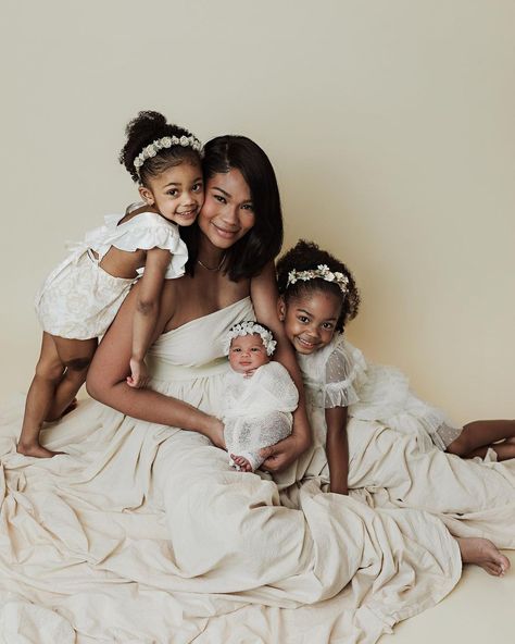 Patty Othon Photography, 3 Kids Photoshoot Ideas, Black Mom And Daughter, Black Family Photoshoot, Mommy Daughter Photography, Mommy And Me Photoshoot, Mommy Daughter Photoshoot, Mommy Daughter Pictures, Daughter Photo Ideas